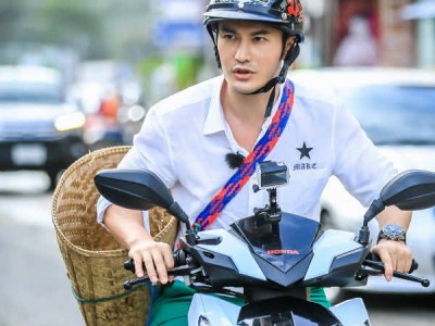 黄晓明《中餐厅》骑摩托采购 网友：假老司机无疑！